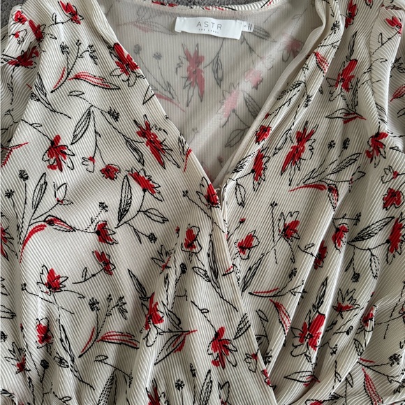 Astr Cream and Tan V-neck 3/4 Sleeve Cropped Ruched Wrap Blouse - Picture 4 of 8